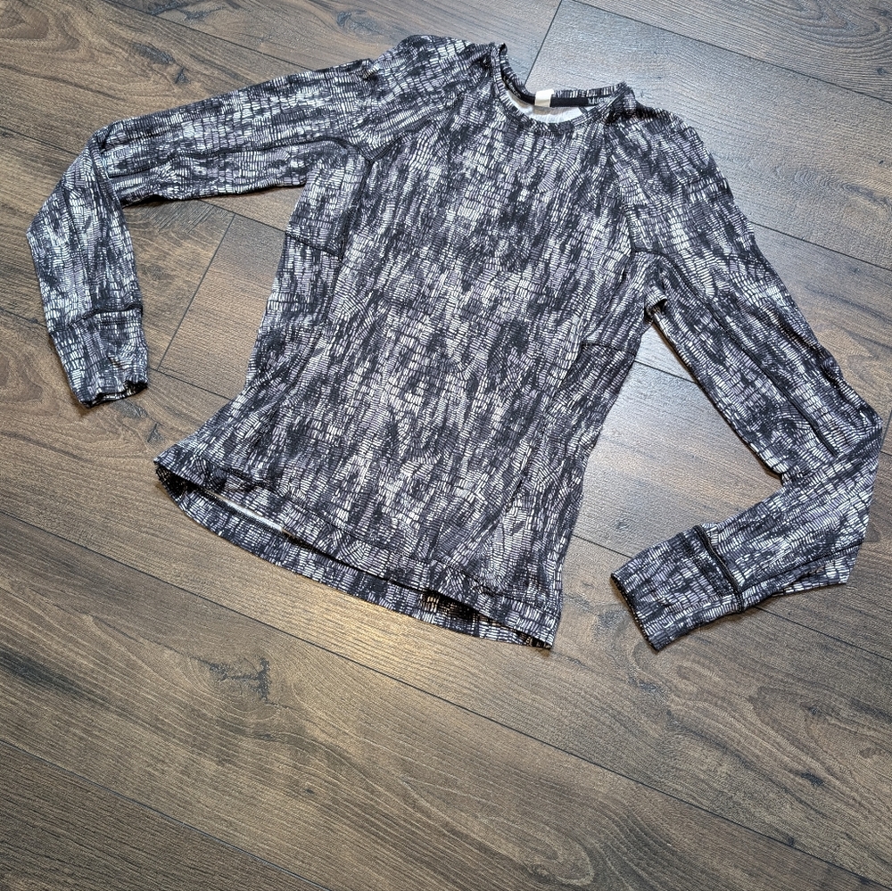Lululemon Athletica Fitted Gray and Black Long‎ Sleeve Top SIZE 6